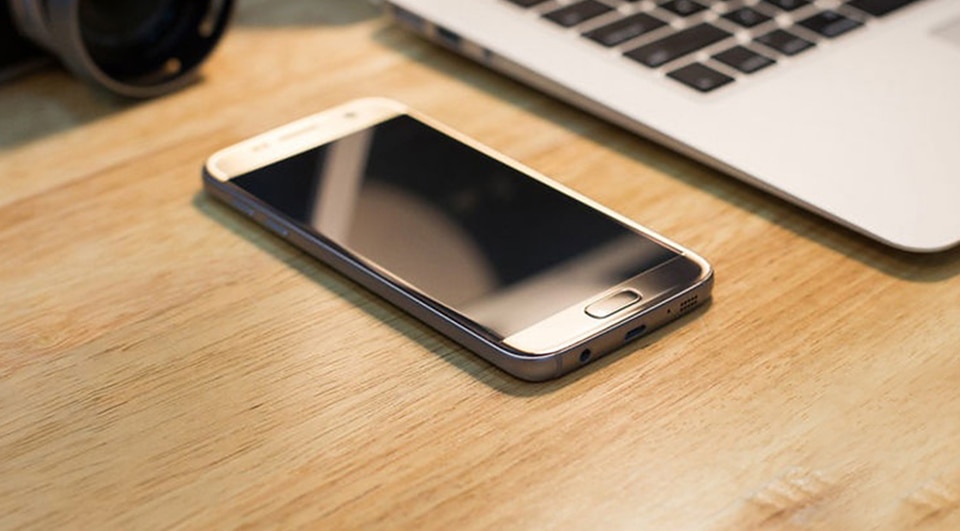 Samsung Galaxy S7 G930F with 4 GB RAM and 32 GB ROM